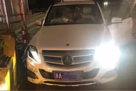 老公坐副驾睡得太香还打呼噜，开车的老婆一怒之下……撞了图片