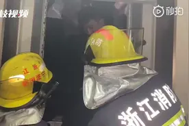 太坑了！大婚当天新郎新娘等14人被困电梯图片