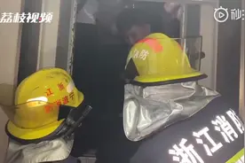 太坑了！大婚当天新郎新娘等14人被困电梯图片
