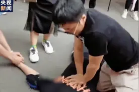 哈尔滨一医生跪地救人，你眼镜甩飞的样子，真帅图片