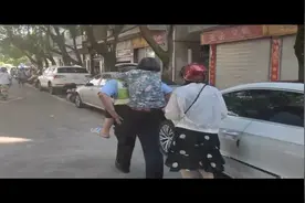 违规骑车载老母亲去医院被查 象山这名辅警的举动太暖心图片
