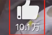 100000+点赞！城管替摊主摆摊贴膜，还挣了不少...图片