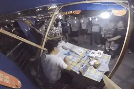 城管替摊主摆摊贴膜，还挣了不少图片