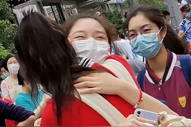 考的都会，会的都对！定胜糕有点“甜”，看中考考点外送考老师们花色“表白”图片