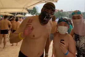 水上乐园重营业，武汉市民戴“脸基尼”来玩水视频封面
