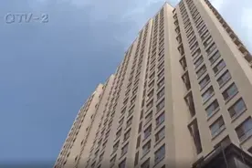 青岛一栋30层高楼突然震动！居民跑下去一看吓傻了：一楼承重墙被砸了图片