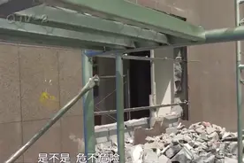 青岛高楼一层承重墙被砸，整个楼体晃得厉害，居民吓傻了图片
