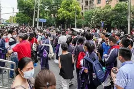 有点“甜”！上海中考考场有空调，就座后可不戴口罩，有个孩子微笑着坐着轮椅进考场图片