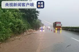 银百高速涪陵段山洪暴发 道路实行临时管制图片