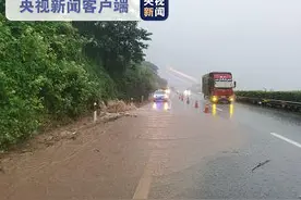 银百高速涪陵段山洪暴发 道路实行临时管制图片