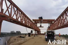 大莱龙铁路扩能改造工程架桥机完成监督检验图片