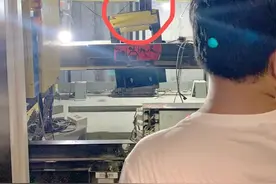 还有这种事？结婚当天，新郎新娘被困电梯半小时图片