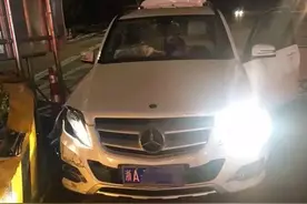 坐副驾驶的老公打呼噜，开车的老婆听了想睡觉！这下出事了图片