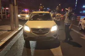 跑得了吗？见到交警夜检突然弃车狂奔，罚图片