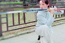 一身明朝飞鱼服，舞起苗刀，又飒又帅——40岁“侠女”原本可以靠艺术吃饭，却成了八极拳传人图片