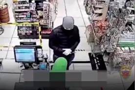 俄男子抢劫便利店被收银员劝服 拥抱收银员后离开图片