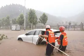 大雨倾盆时 宜昌救援急 砸窗救出女司机 脸盆转移小宝宝图片