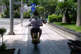 南宁一市民骑用共享电车，还车时扣50元违停费？图片