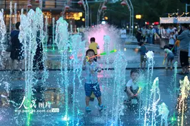 江苏扬州：喷泉戏水享夏日清凉图片