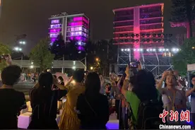 助力经济复苏 上海黄浦江畔首个大型都市印象秀启幕图片