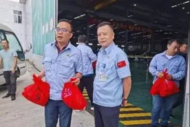 航空工业贵飞领导端午慰问加班职工图片