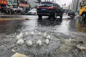 合肥笔峰路路面三处窨井盖冒水 致路面出现积水图片