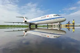 国航首架ARJ21正式交付 国产飞机载国旗飞上蓝天图片