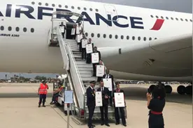 法航A380举行告别飞行，比原定退役时间提前2年图片