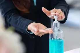 饮用含甲醇洗手液，美国7人中毒其中3人死亡视频封面