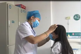 女孩通宵熬夜玩手机脸上长白斑，医生提醒远离这些不健康生活作息图片
