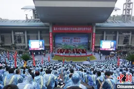 重庆大学毕业典礼：因“雨太大”校长寄语只念要点图片