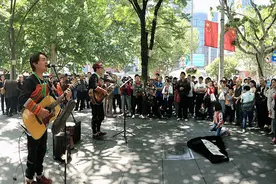 “没有梦，就造一个梦”：持证街头艺人的乐与路图片