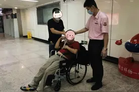 上海地铁世纪大道站频频出现“醉客”倒地，酩酊大醉给别人添麻烦 | 申晨间图片