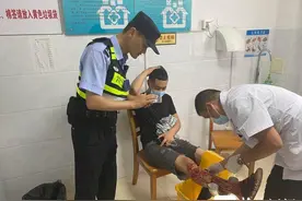 彝族小伙被灯管戳伤血流不止拒就医，民警医生对他热情救助图片