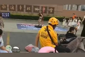 教育局回应“女子中学门前跳钢管舞”：事件正处理视频封面