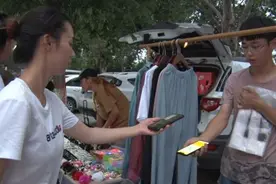 网课之余出来摆地摊 大学生地摊淘金“微创业”图片