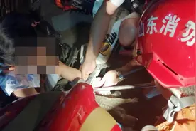 42秒｜儿童安全不容小觑！聊城一小女孩右脚被卡进电动车轮，幸亏...图片