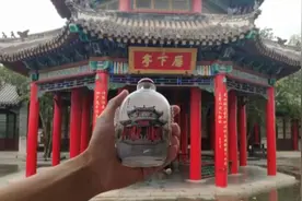 79秒丨坐船上下班、跨行做鼻烟壶内画20年，他最贵的作品卖到3万……图片