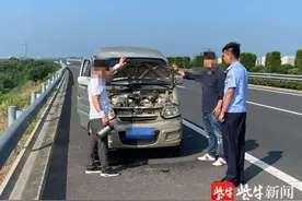 粗心司机忘加水，面包车高速上“开锅”图片