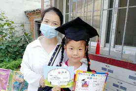 让孩子不留遗憾，这所幼儿园老师挨家挨户送毕业礼图片