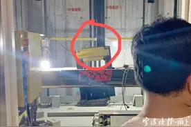 新人大婚之日被困电梯内半小时，礼服都湿透了图片