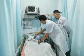 72岁老奶奶爬树摘杨梅摔成高位截瘫，医院：这个月已经收治了好几位图片