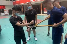 110求助119!男子手铐“失灵”打不开?消防员成功“解锁”图片