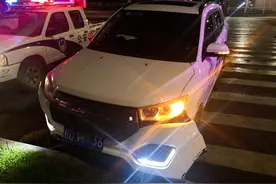 男子打工四年买了一台车，第一次开就飞撞花坛！撞完滚车外大睡图片