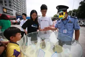 国际禁毒日：青岛“重明”警官自学化学铲毒驱魔图片