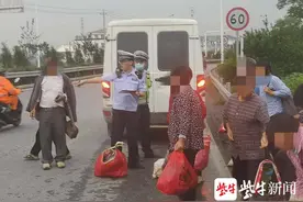 吓人啊！核载7人实载17人，而且这辆车已是第7次超载被抓图片