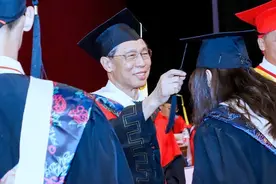 钟南山寄语毕业生：学会不满足现状图片