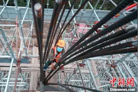 京沈高铁钢筋混凝土结构全封闭式声屏障工程初具雏形图片