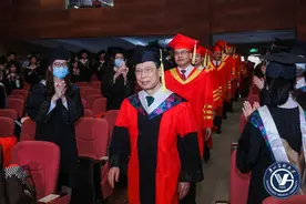 广医毕业典礼秒变“追星”现场，毕业生收到了钟南山的签名纪念品图片