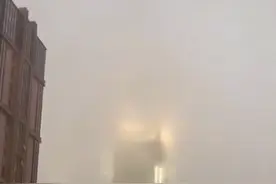 合肥一大厦发生疑似火情？原是楼顶上空的浓雾被误认为烟图片